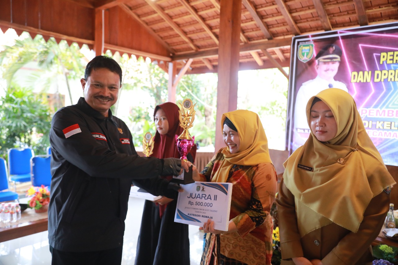 Foto 2 dari 15: Gowes Tiga Kelurahan, Wali Kota Serahkan Penghargaan Lomba Idol Hingga Cek Pembangunan Kota