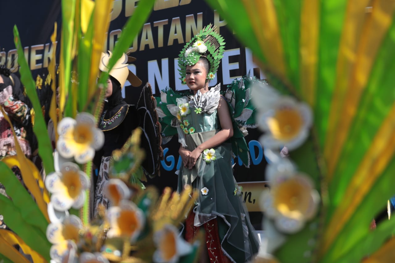 Foto 1 dari 8: Manfaatkan Barang Bekas, Siswa Spenda Buat Sampah Jadi Karya Indah