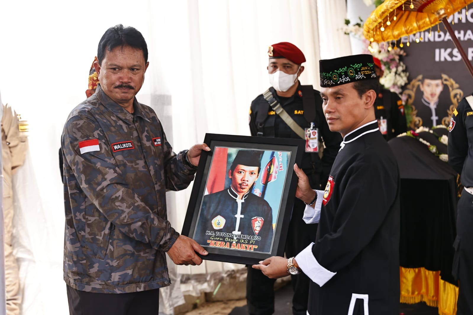Foto 2 dari 5: Jadi Perwakilan Keluarga, Wali Kota Pimpin Prosesi Pemindahan Makam Pendiri IKSPI Kera Sakti
