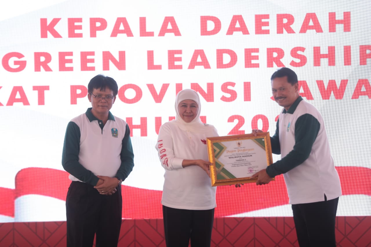 Foto utama berita: Puncak Peringatan Hari Lingkungan Hidup Sedunia, Wali Kota Terima Dua Penghargaan Terkait Lingkungan