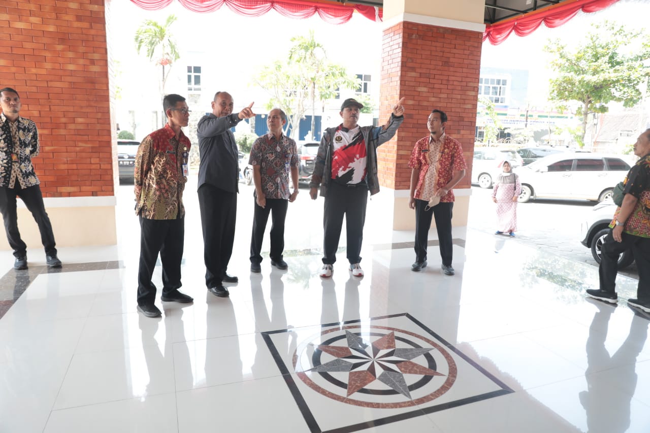 Foto 9 dari 9: Persiapan Kunjungan Kenya, Wali Kota Pimpin Kerja Bakti Di RSUD