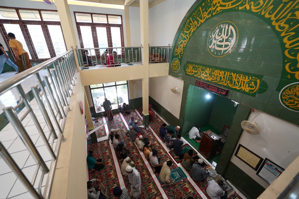 Foto 4 dari 9: Kunjungi Pasar Sleko, Wali Kota Gelar Shalat Jumat Ikuti Shalat Jumat Bersama Warga Dan Pedagang