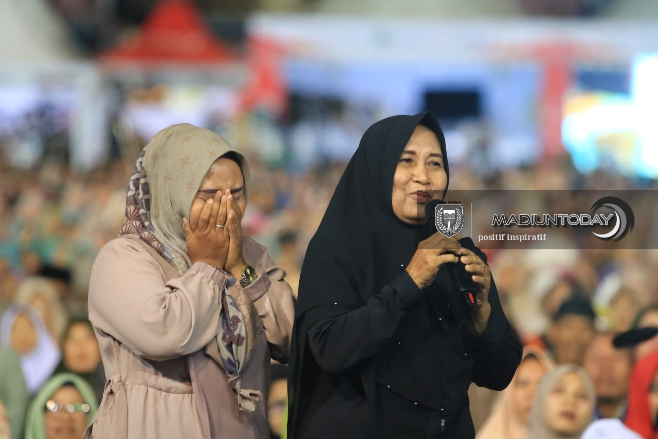 Foto 12 dari 29: Belasan Ribu Jamaah Larut dalam Pengajian Gus Iqdam, Pesan Amanah Menggema di Stadion Wilis