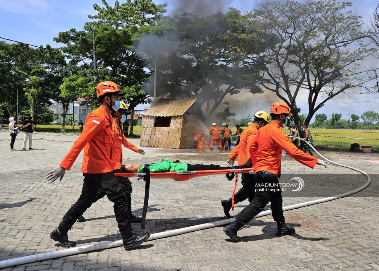 Foto 8 dari 8: Rusunawa Dilalap Si Jago Merah, Petugas Cekatan Padamkan Api Kebakaran