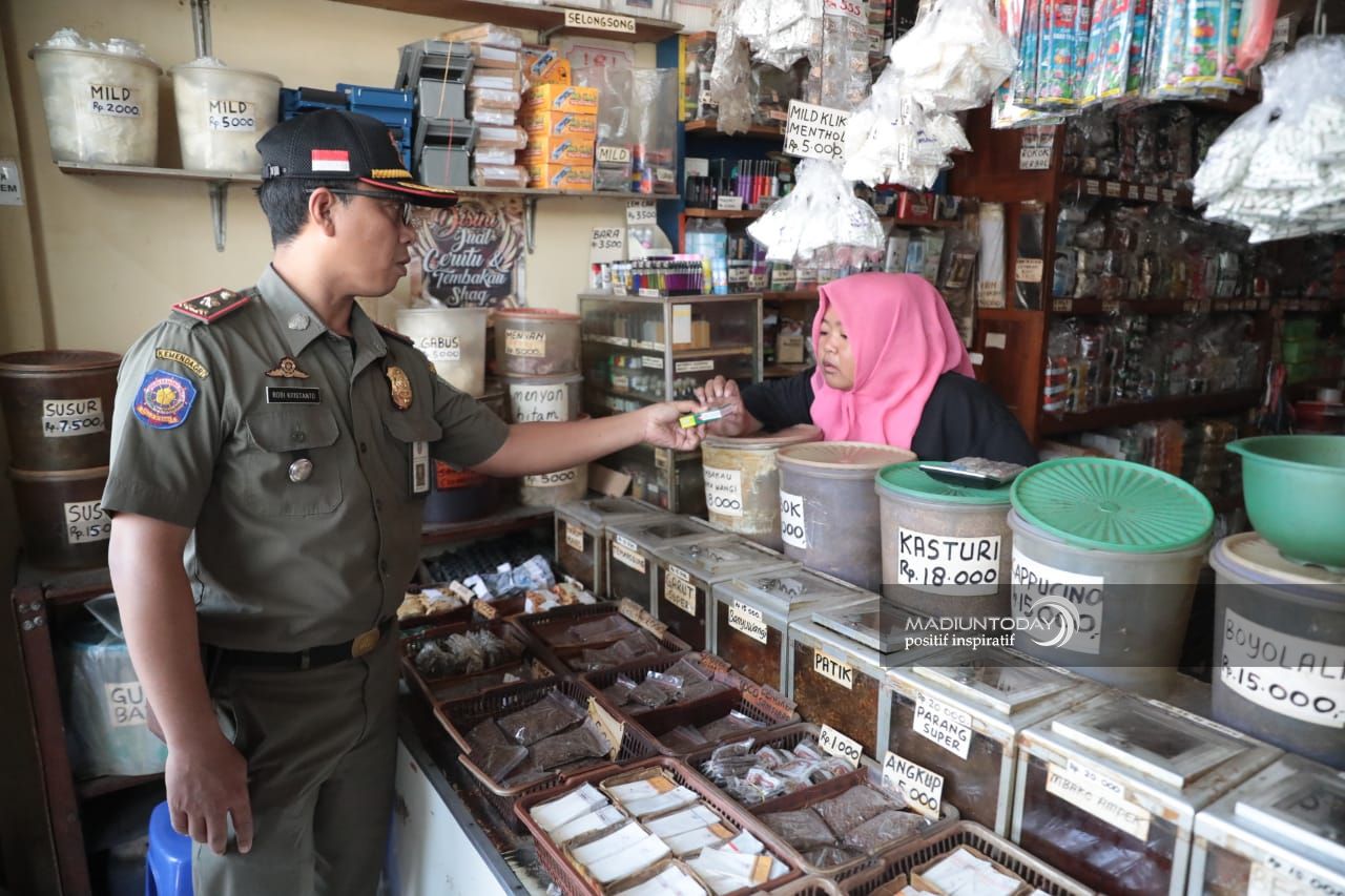 Foto 12 dari 13: Berantas Peredaran Rokok Ilegal, Satpol PP-Bea Cukai dan Tim Gabungan Gelar Razia