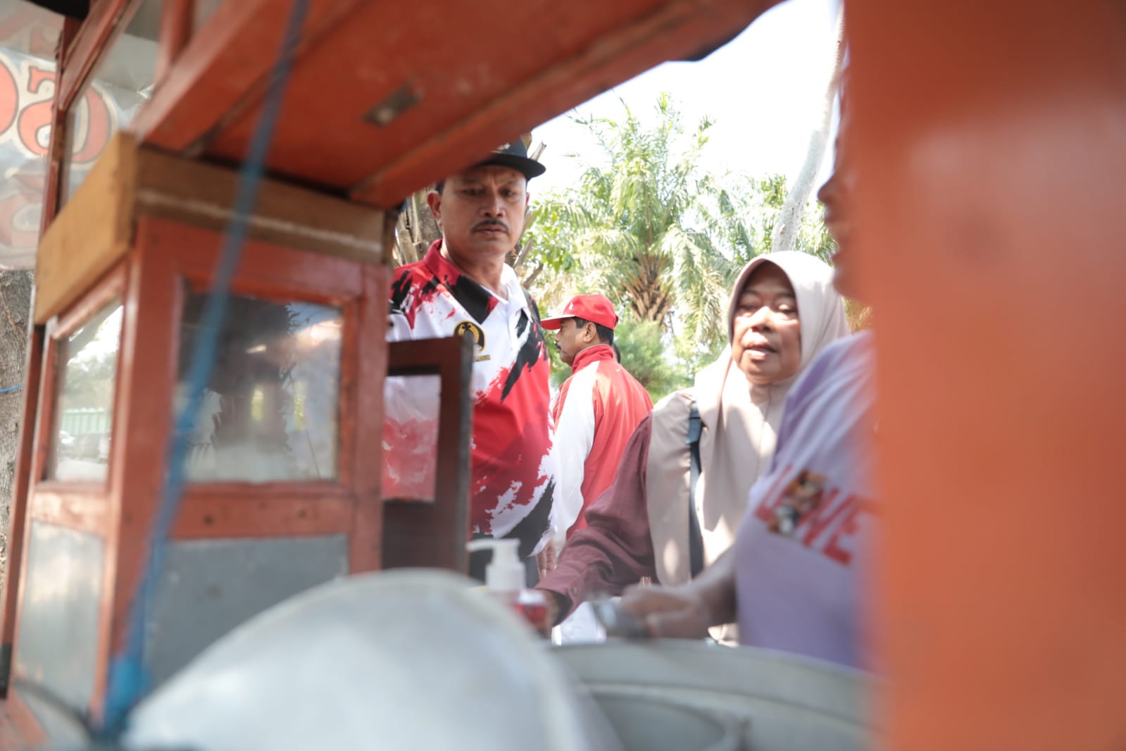 Foto 2 dari 14: Sambang Lapangan Gulun, Wali Kota Borong Dagangan Warga