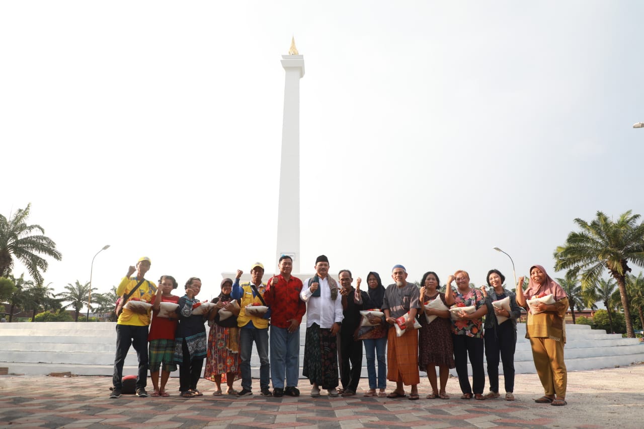 Foto 4 dari 13: Bagikan Ratusan Beras dan Gula ke PKL, Wali Kota: Sembako Selalu Ada