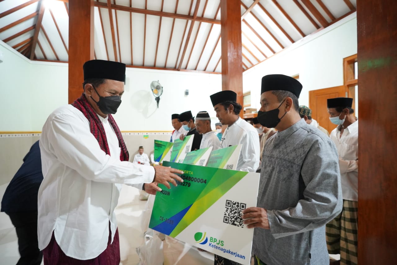 Foto 4 dari 10: Salat Isya di Masjid Al Mubarok, Wali Kota Bagikan Bibit Tanaman untuk Kemandirian Pangan