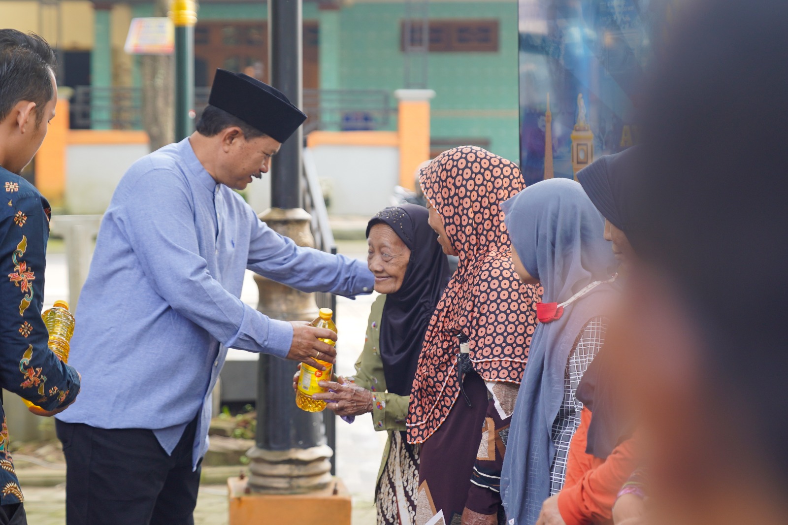 Foto 3 dari 14: Hadiri Pertemuan Dengan DPRD Bersama Warga, Wali Kota Beberkan Upaya Peningkatan Pendidikan