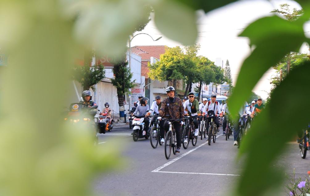Foto 5 dari 7: Beri Pembinaan Pejabat Pemda Usai Gowes Bersama, Wali Kota Pesan Jaga Kesehatan Agar Pelayanan Makin Prima