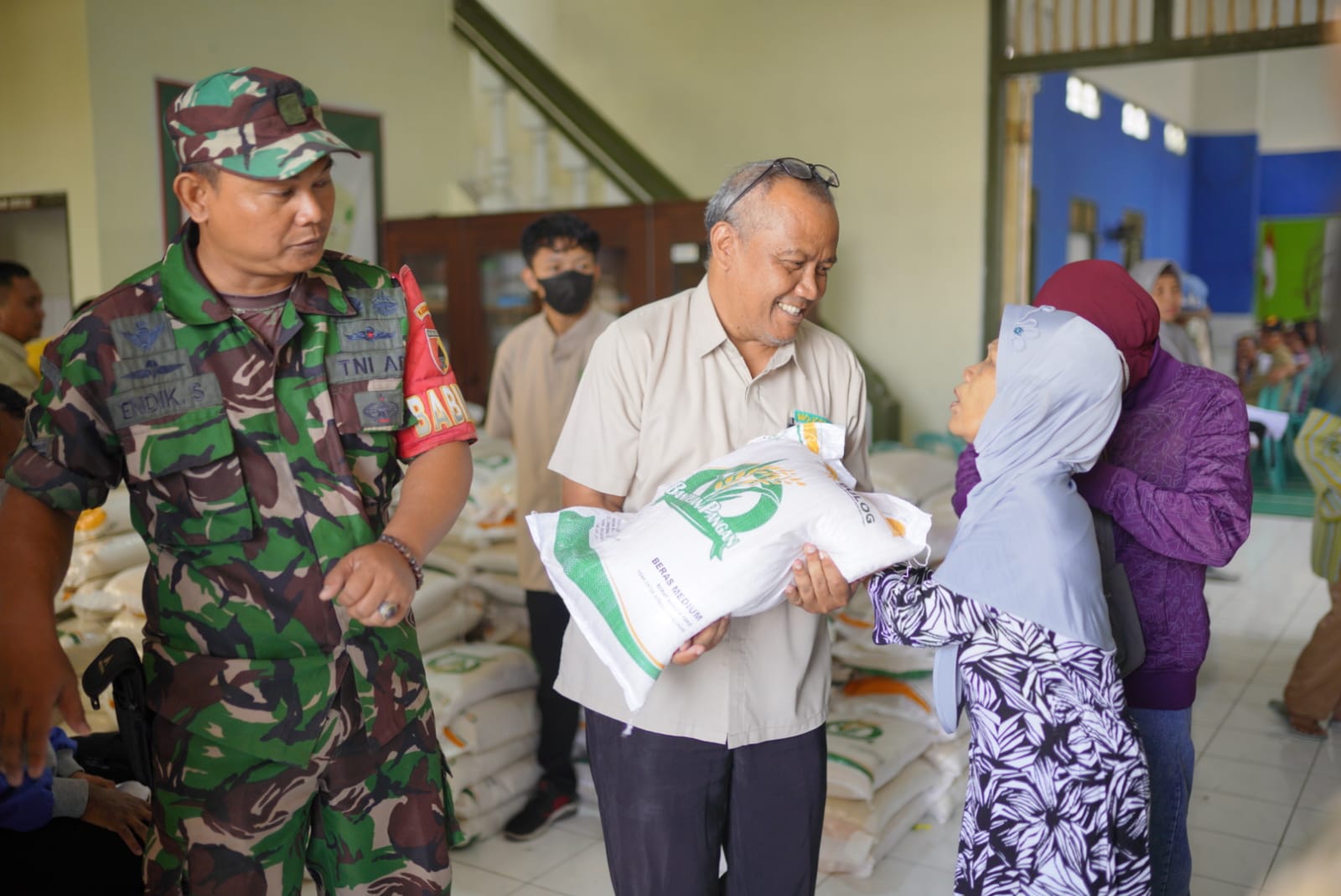 Foto 1 dari 9: Bantuan Pangan Tahap Kedua Jatah Oktober Mulai Dicairkan, Penerima Dapat 10 Kg Beras Bantuan