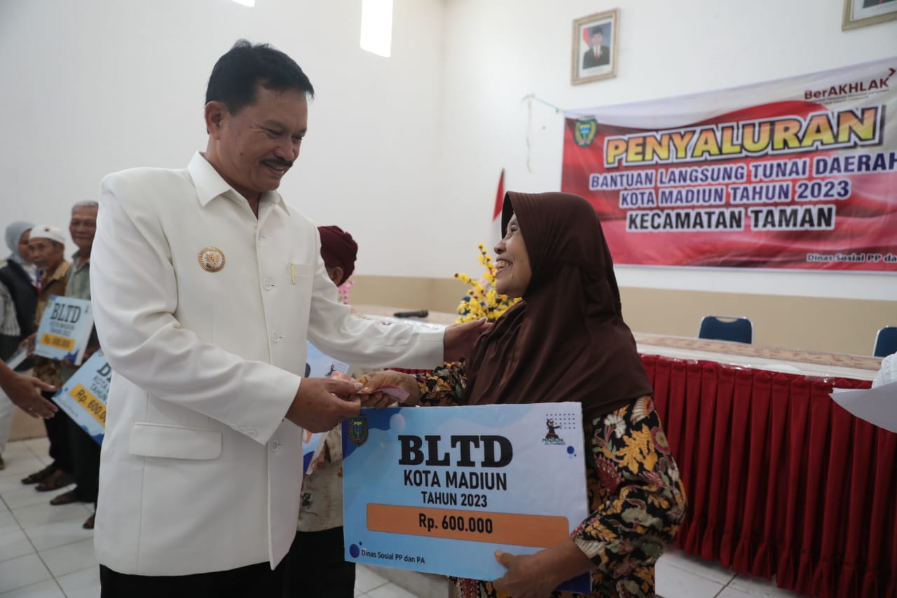 Foto 2 dari 7: Tinjau Penyaluran BLTD di Demangan, Wali Kota: Salah Satu Upaya Menekan Angka Kemiskinan