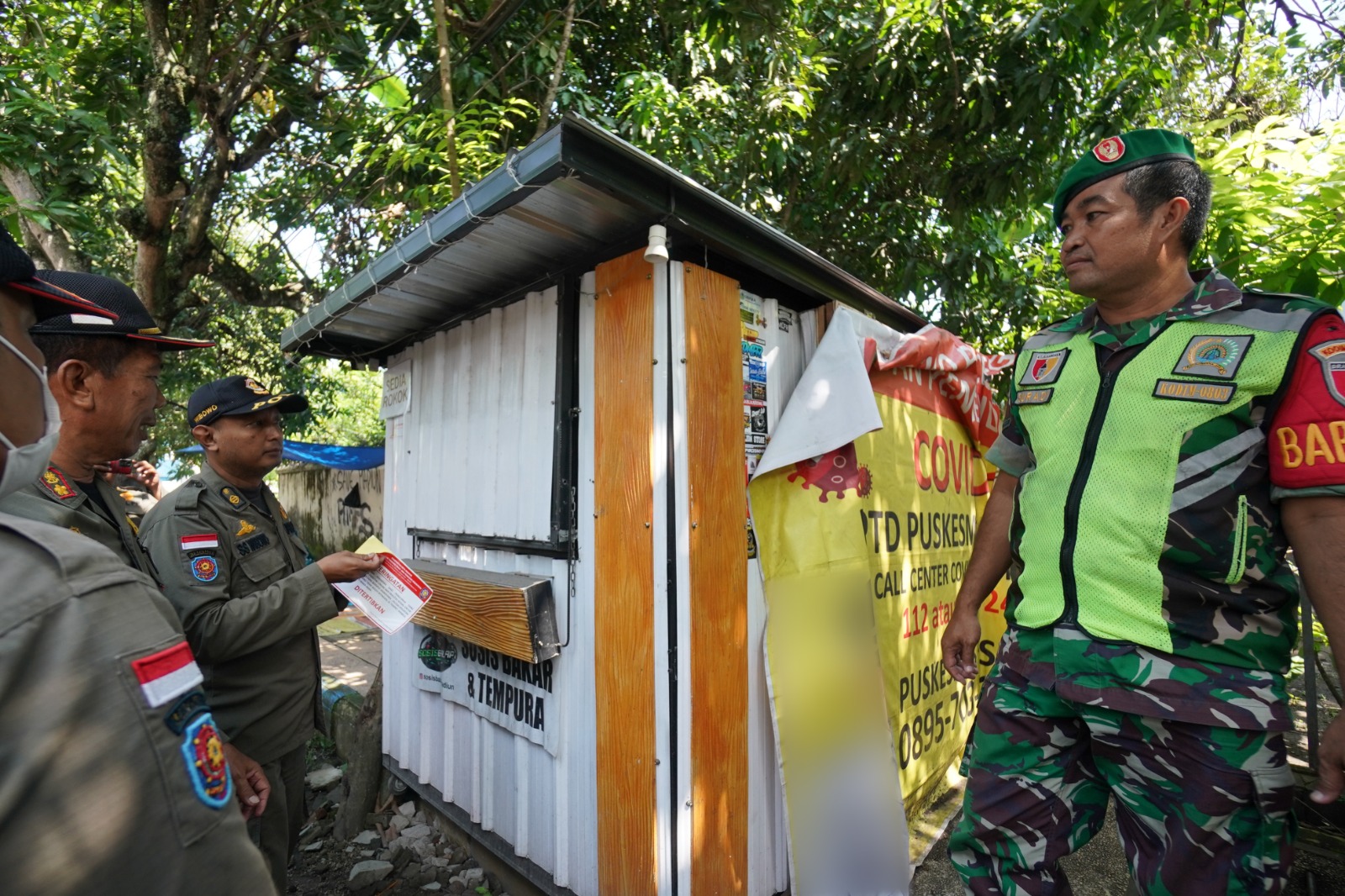 Foto 1 dari 10: Kedepankan Langkah Persuasif, Petugas Lakukan Pembinaan PKL Melanggar