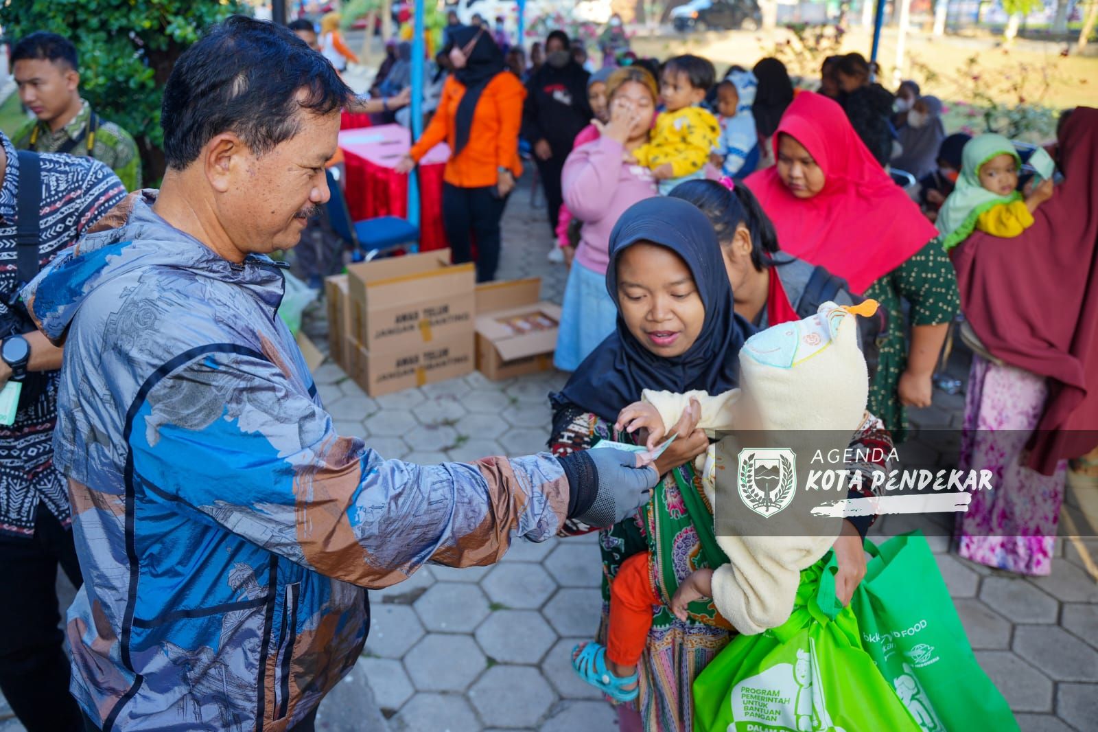 Foto 1 dari 8: Sambil Gowes, Wali Kota Salurkan Bantuan Pangan KRS Tahap Dua Bapanas