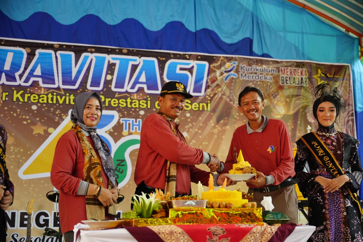 Foto 2 dari 8: Hadiri Peringatan HUT SMPN 11, Wali Kota Harap Makin Berprestasi