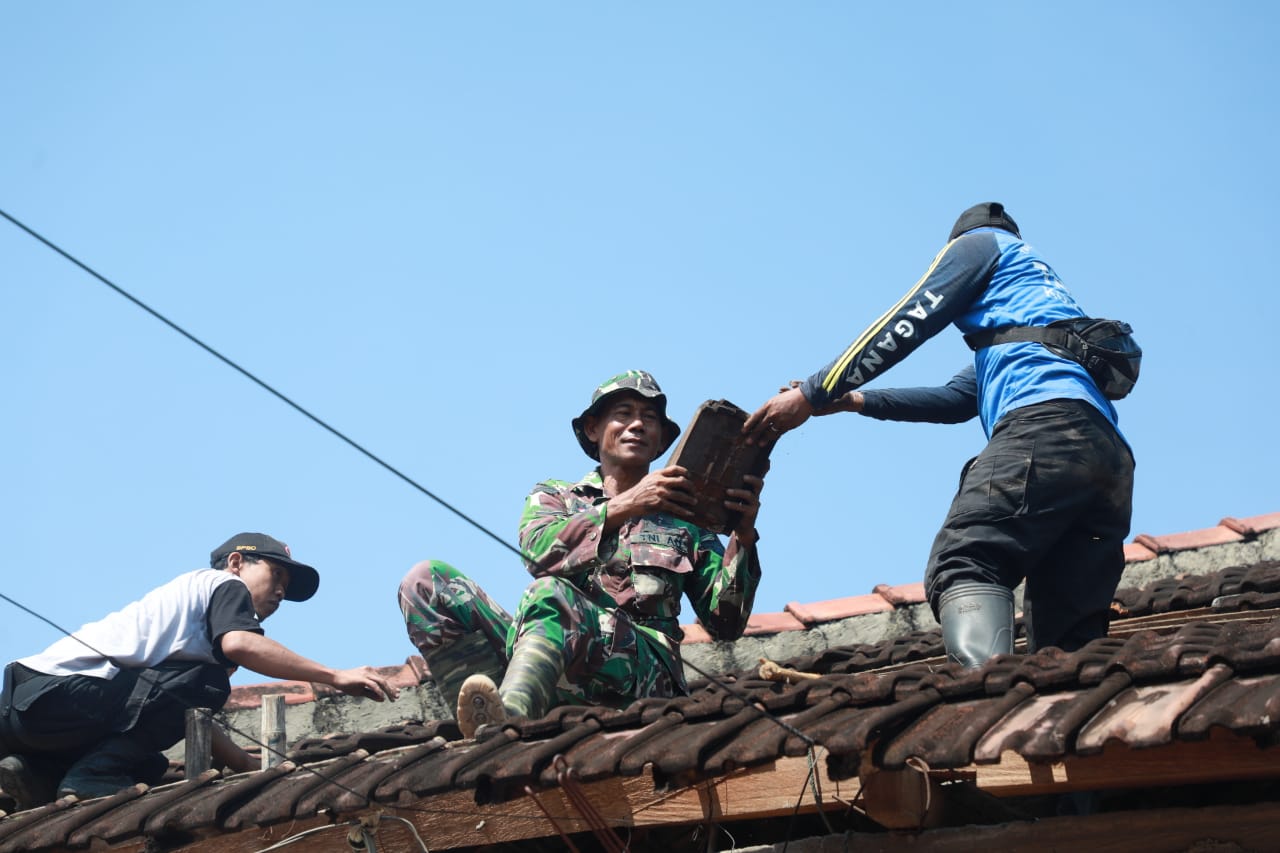 Foto 5 dari 10: Puluhan Petugas Gabungan Dikerahkan, Evakuasi Rumah Roboh Jalan Walet