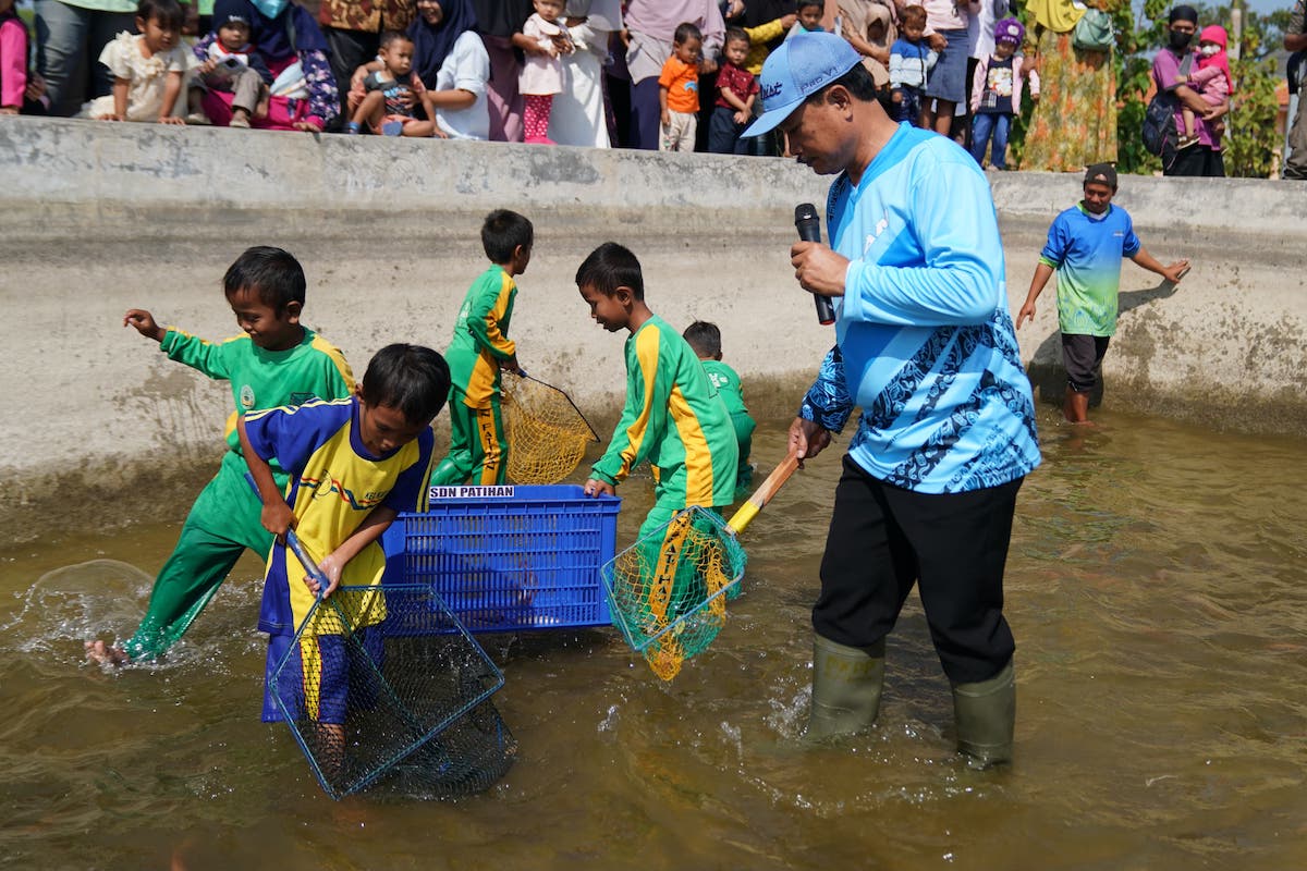 Meriahkan Event Gemarikan, Wali Kota Ajak Siswa Tangkap Ikan Di Kolam