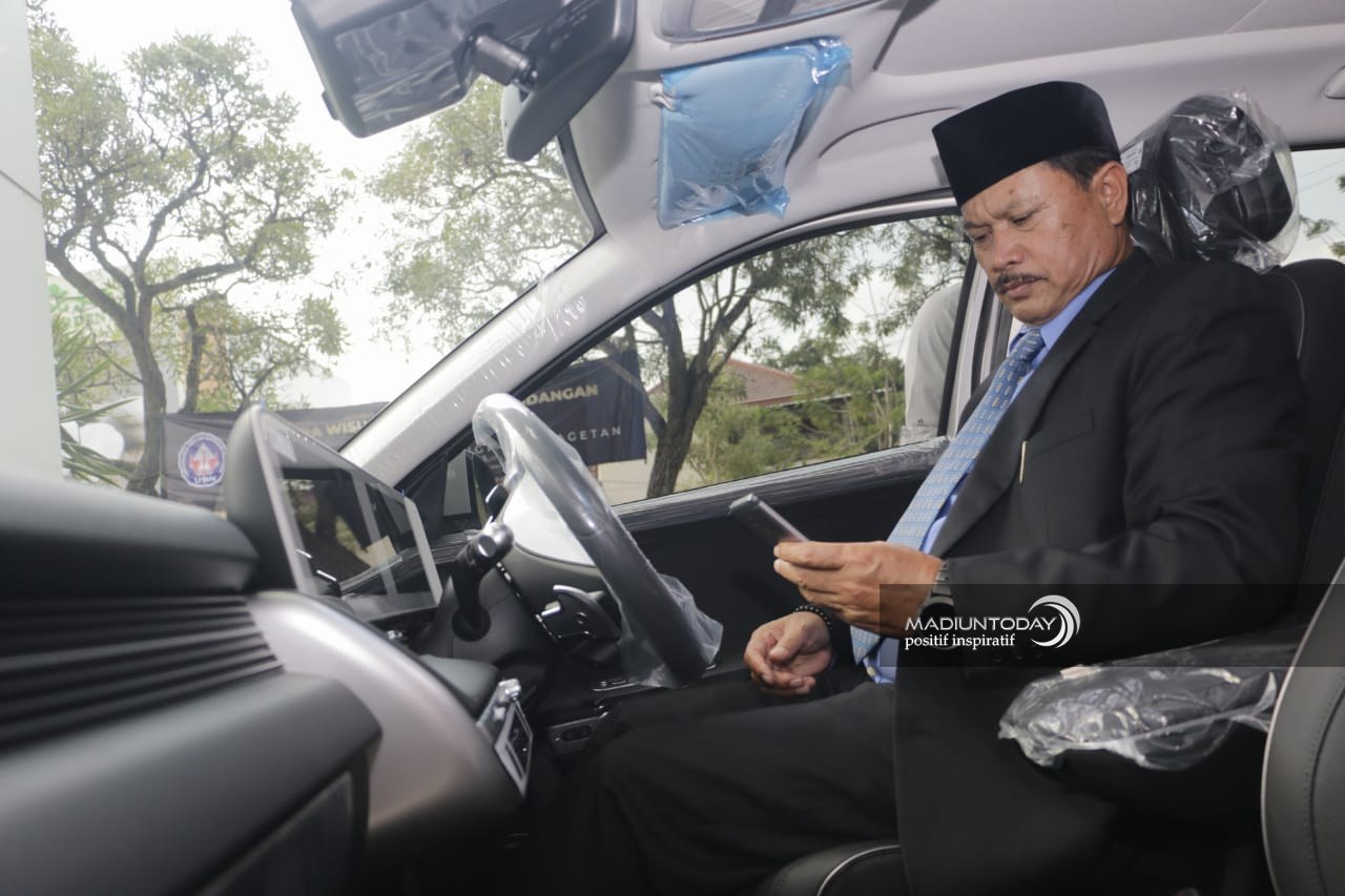 Foto 6 dari 8: Jajal Mobil Dinas Bertenaga Listrik, Wali Kota : Madiun Siap Terapkan Kendaraan Ramah Lingkungan