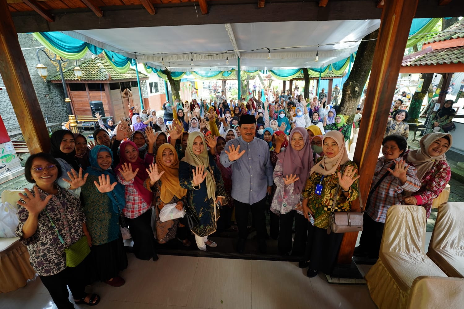 Foto 14 dari 14: Hadiri Pertemuan Dengan DPRD Bersama Warga, Wali Kota Beberkan Upaya Peningkatan Pendidikan