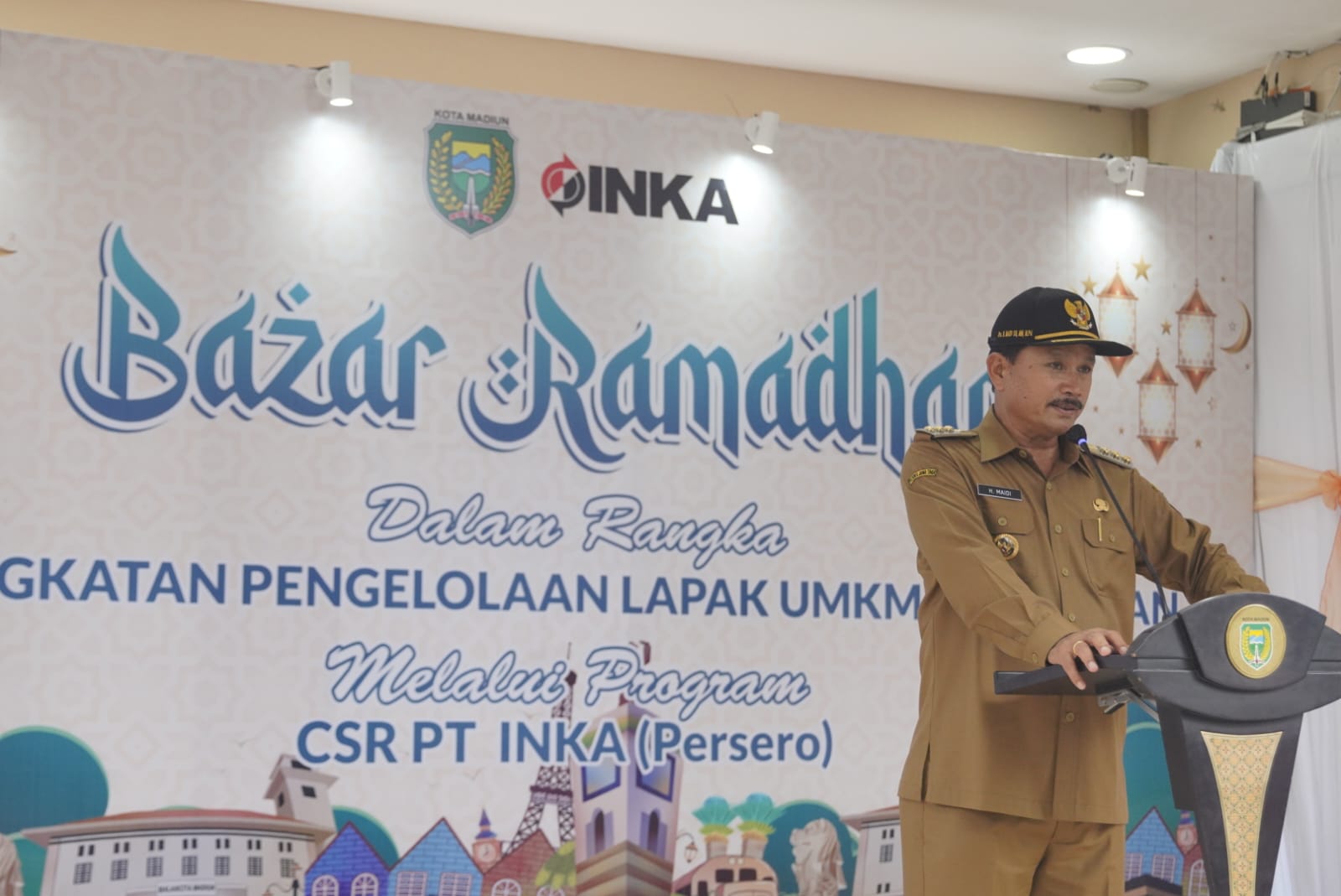 Foto 2 dari 9: Wali Kota Maidi Serahkan Bantuan CSR Hingga Buka Bazar Takjil Lapak UMKM