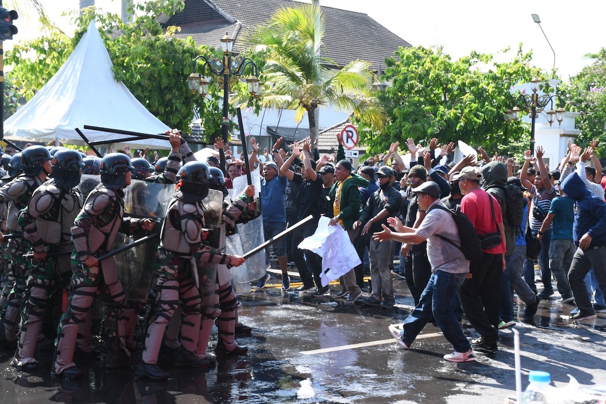 Foto 4 dari 6: Tak Puas Hasil Pemilu, Ribuan Massa Unjuk Rasa Di Depan Kantor KPU
