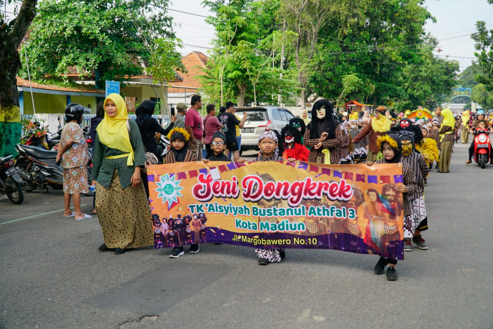 Foto 4 dari 12: Peringati Hardiknas dan Hari Kartini, 1.600 Anak TK se-Kecamatan Taman Gelar Pawai Budaya, Bunda PAUD Beri Apresiasi