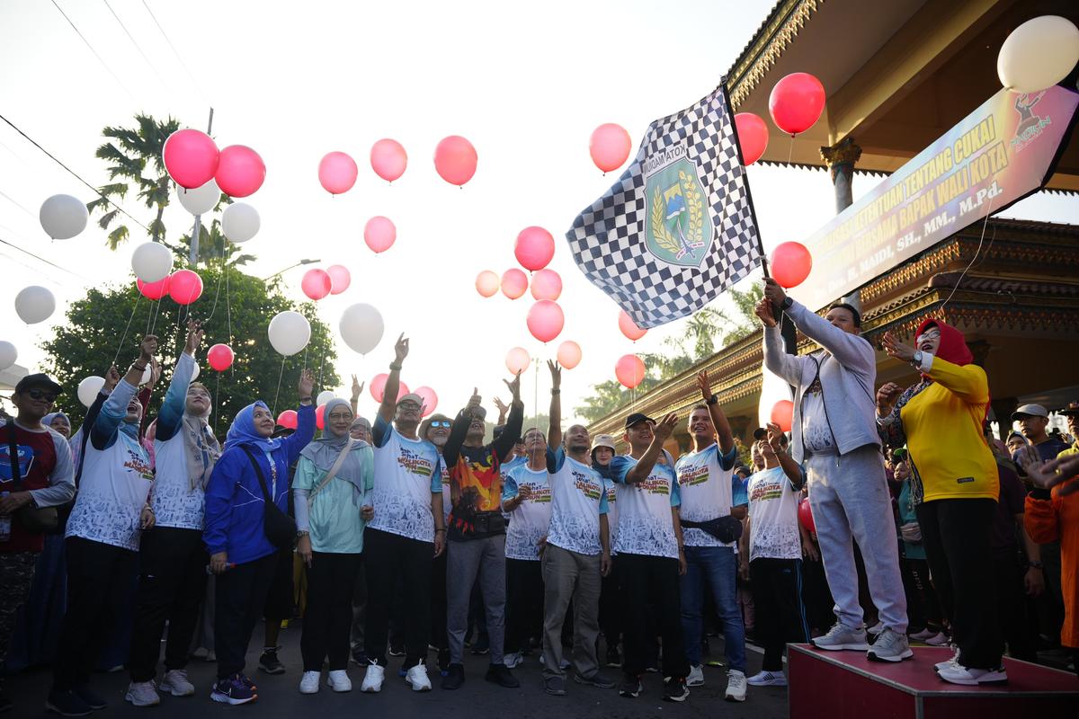 Jalan Sehat Bersama Warga Manguharjo, Wali Kota Bagikan Beragam Hadiah Menarik