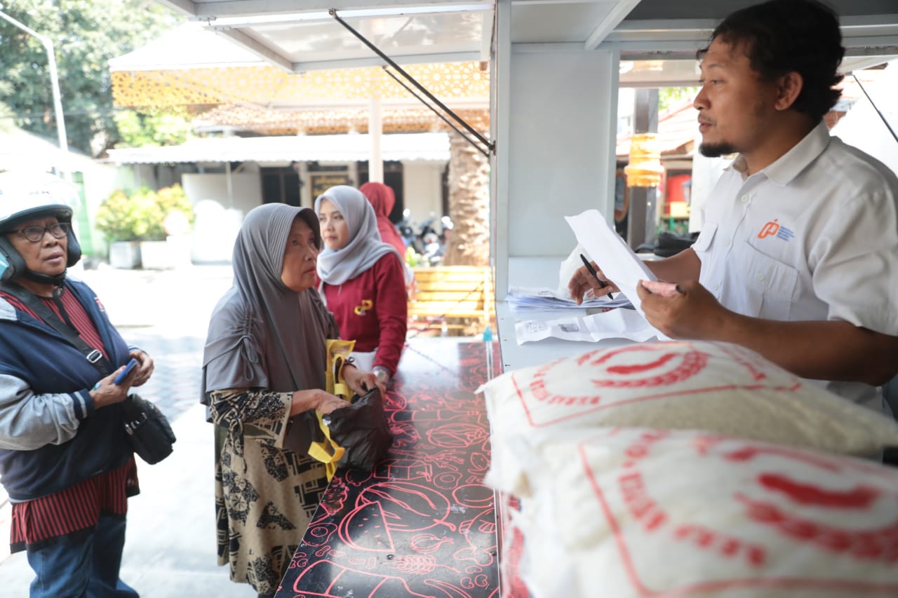 Foto 2 dari 7: Senang Ada Beras Subsidi Di Wartek Merpati, Warga Harap Program Terus Berlanjut