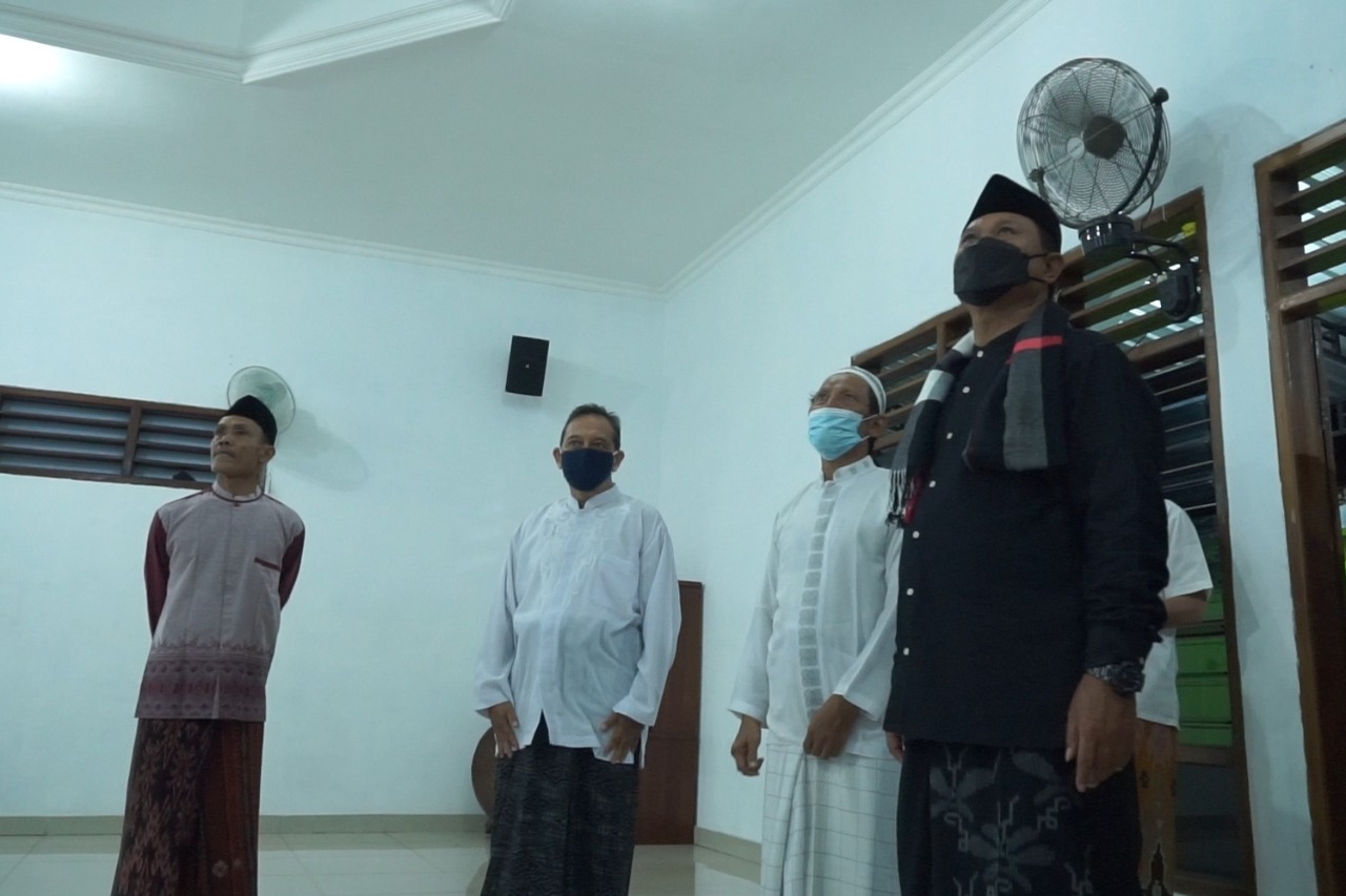 Foto 4 dari 6: Salat Isya di Masjid Taqwa, Wali Kota Ajak Jamaah Turut Bangun Kota