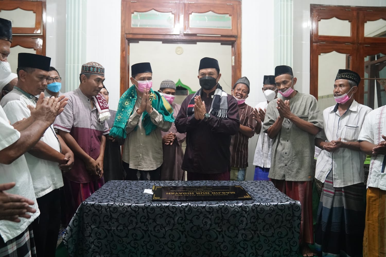 Foto 10 dari 10: Salat Isya di Musala Nur Hidayah Kelurahan Banjarejo, Wali Kota Pesan Jaga Kesehatan Lingkungan