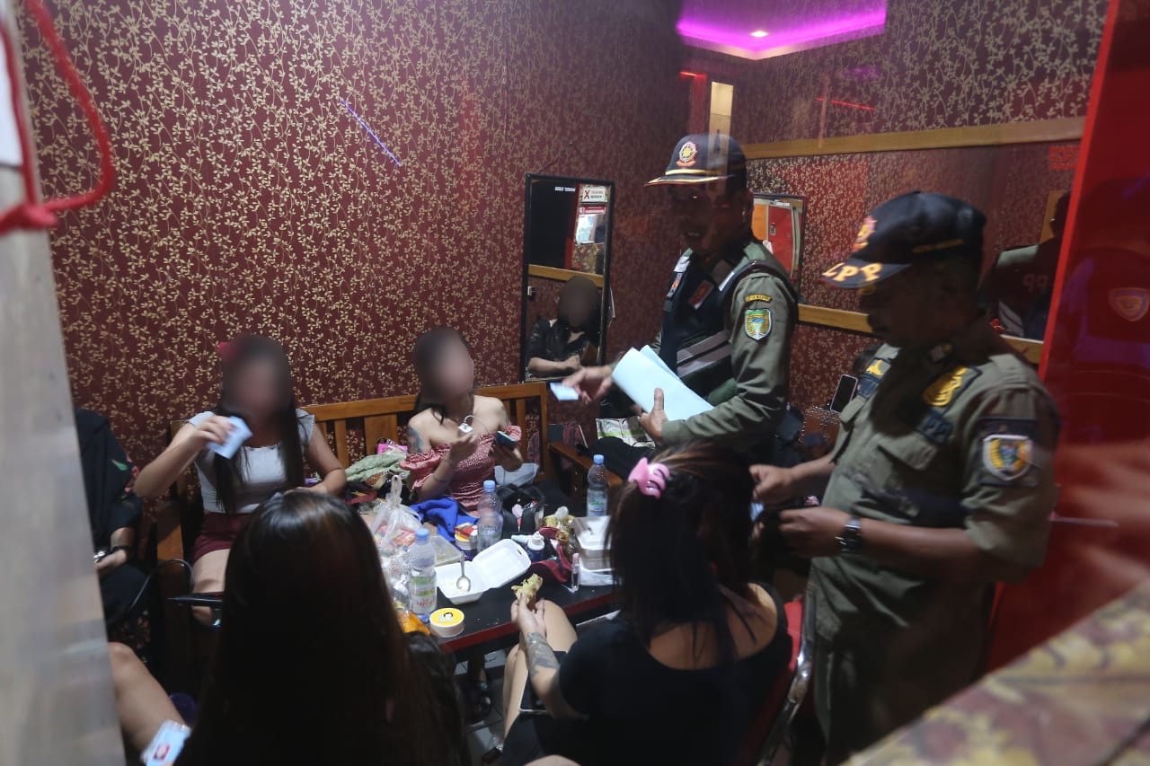 Foto 6 dari 10: Tingkatkan Trantibumlinmas, Satpol PP Gelar Razia Tempat Hiburan Malam