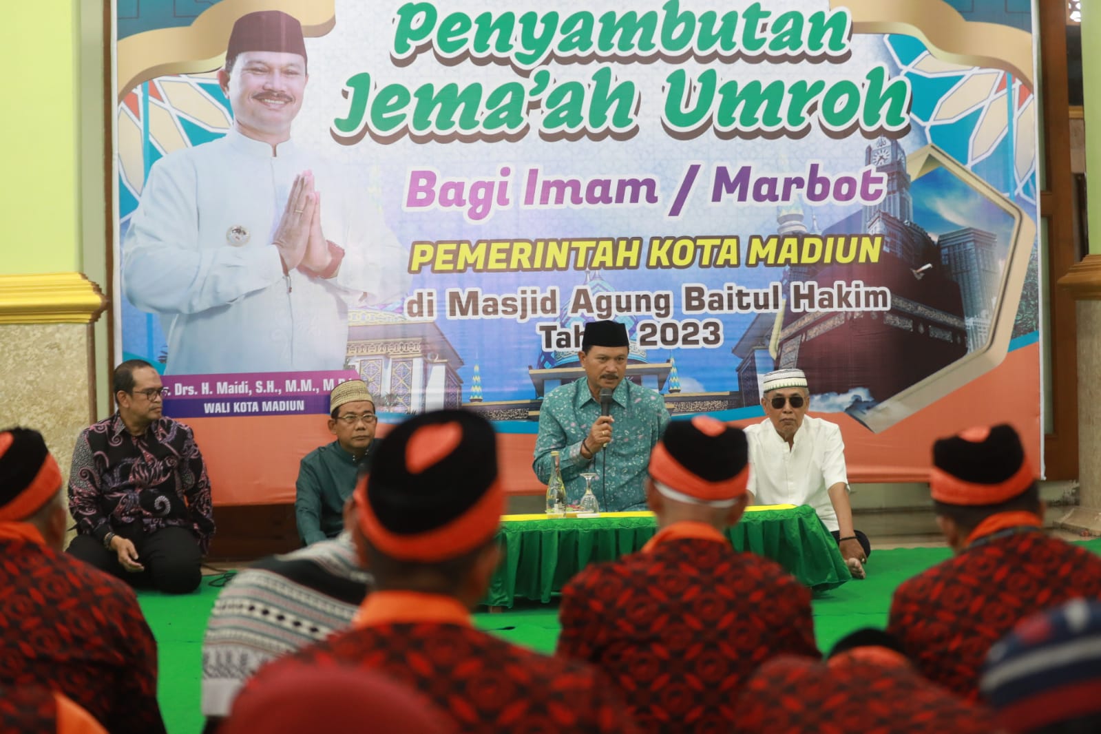 Foto 9 dari 13: Sambut Jamaah Umroh di Masjid Baitul Hakim, Wali Kota Dr.Maidi Pesan Selalu Tanam Kebaikan