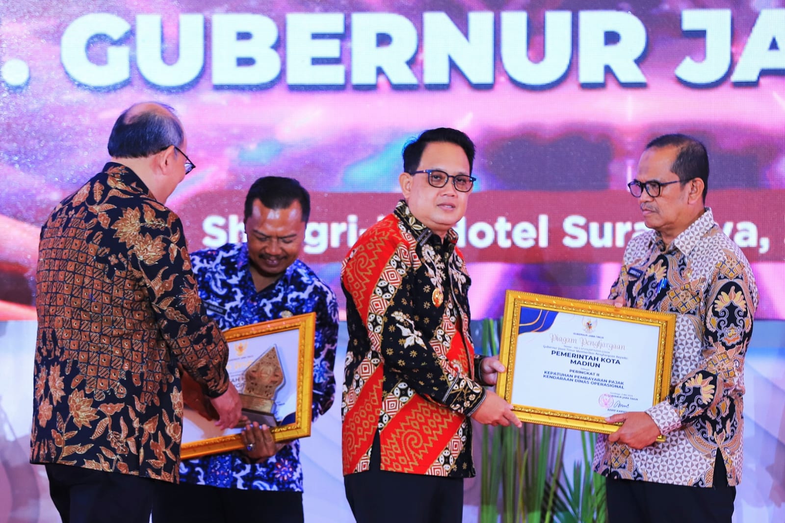 Foto 3 dari 3: Patuh dan Taat Pajak, Kota Madiun Raih Peringkat II Kepatuhan Pembayaran Pajak Kendaraan Dinas Operasional Tingkat Jawa Timur