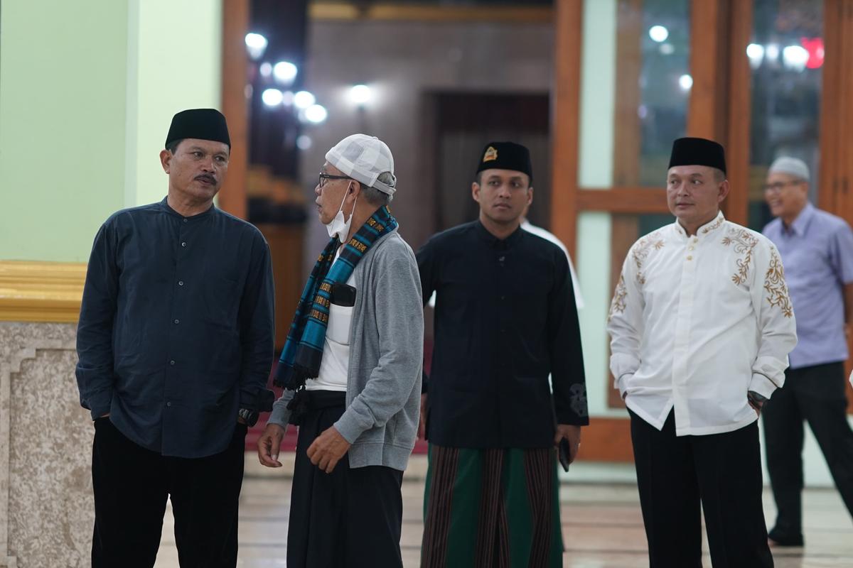 Foto 7 dari 9: Salat Isya dan Tarawih di Masjid Agung Baitul Hakim, Wali Kota: Jadikan Ramadan Sebagai Momentum Tingkatkan Ibadah