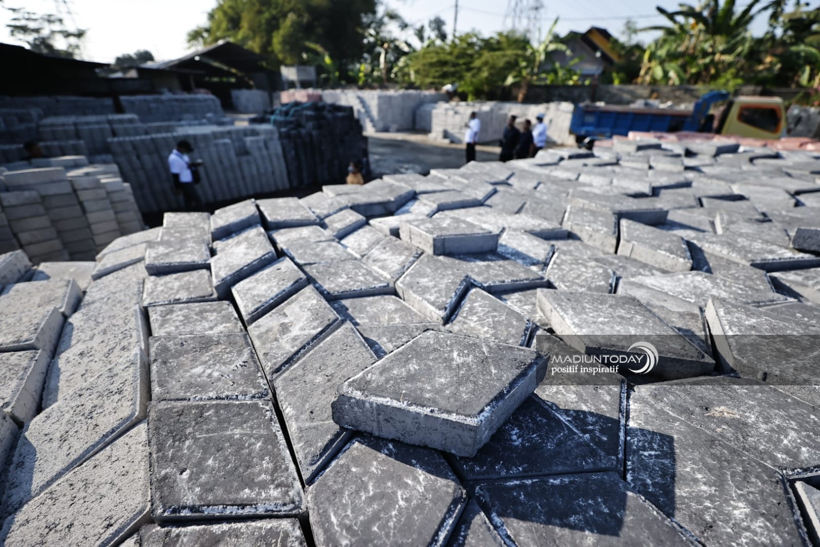 Foto 5 dari 5: Cek Tempat Produksi, Wali Kota Pastikan Proyek Pavingisasi 44 Ribu Meter On Progres