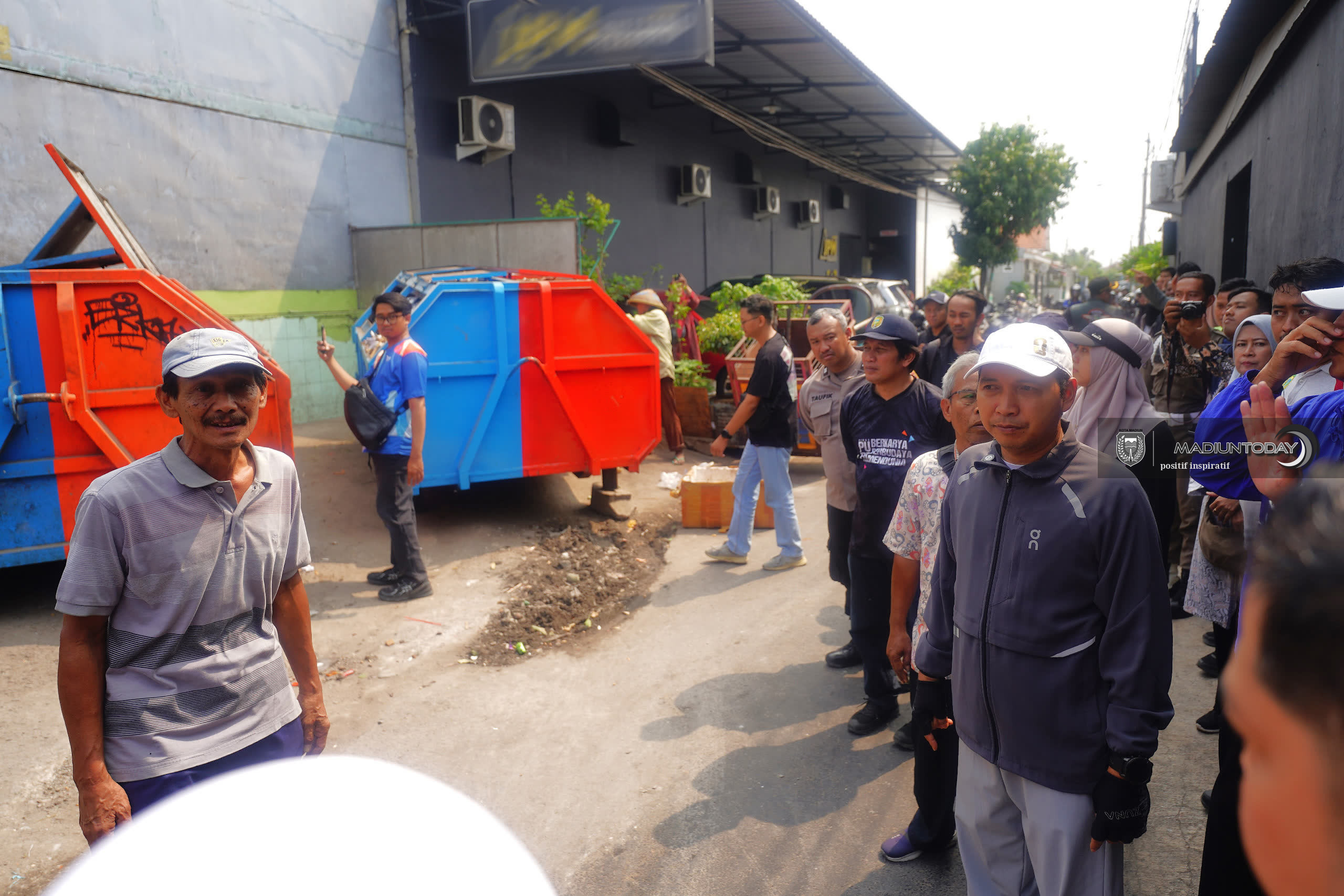 Foto 1 dari 20: Tak Hanya Dialog Malam Hari, Giat WBR Kini Dimulai Keliling Beri Solusi Langsung di Lokasi