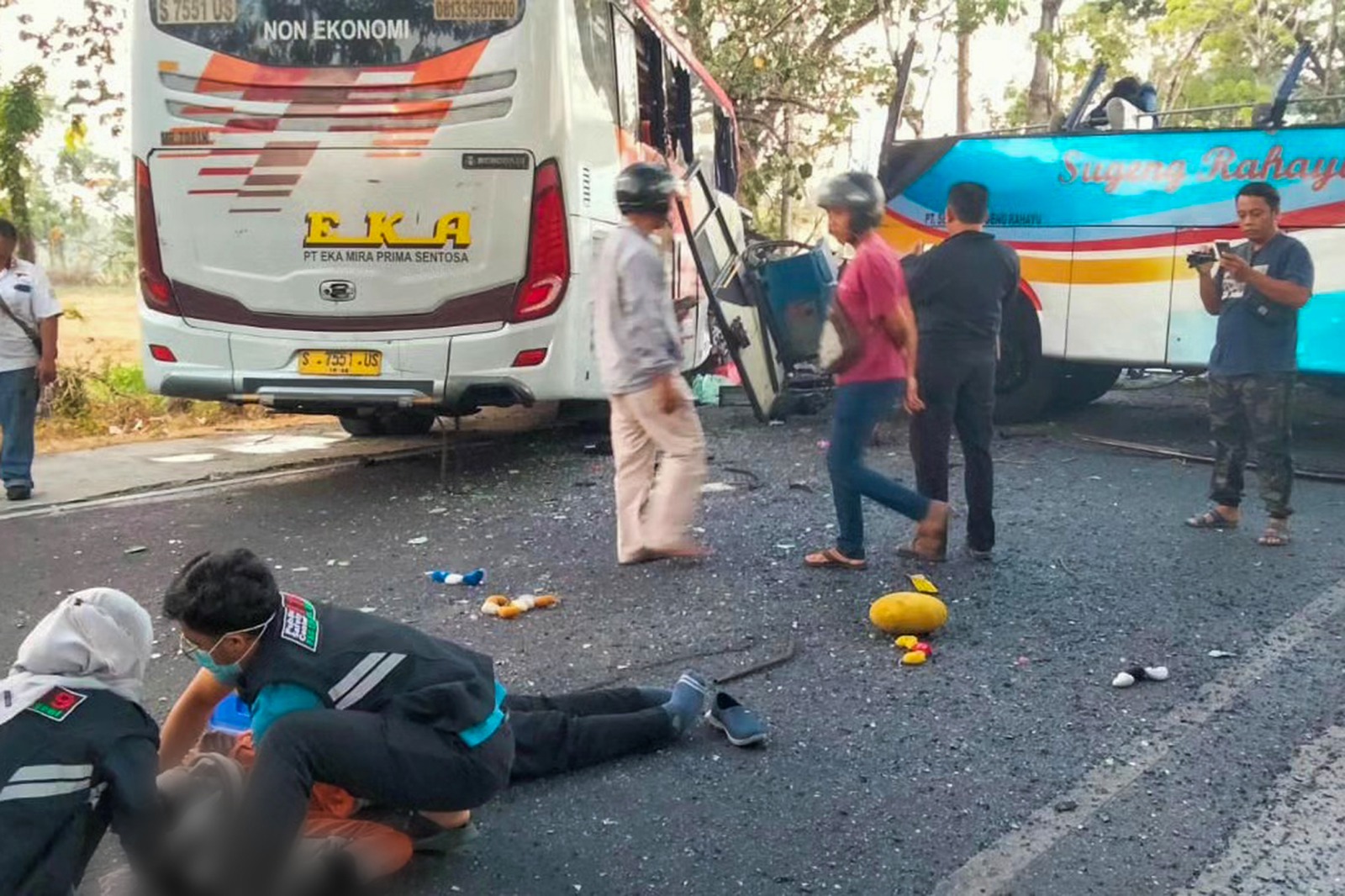 Foto 2 dari 2: Dua Bus Beradu Moncong di Ngawi, Empat Tewas, 14 Luka-luka