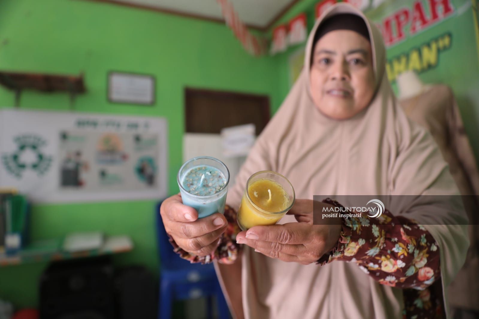 Foto 1 dari 8: Atasi Limbah Minyak Goreng, Bank Sampah Pesanggrahan Olah Jelantah Jadi Lilin Aromaterapi