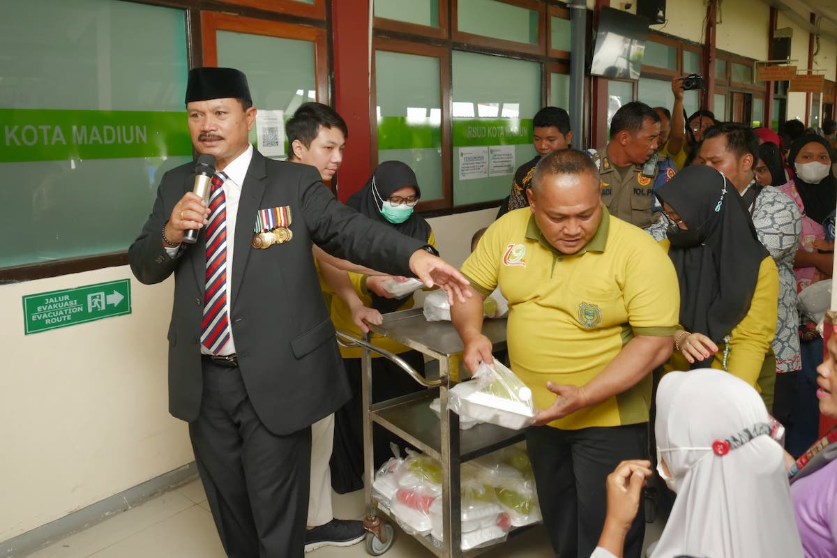 Peringati HKN, Wali Kota Senam Hingga Bagikan Hadiah ke Pasien RSUD Kota Madiun