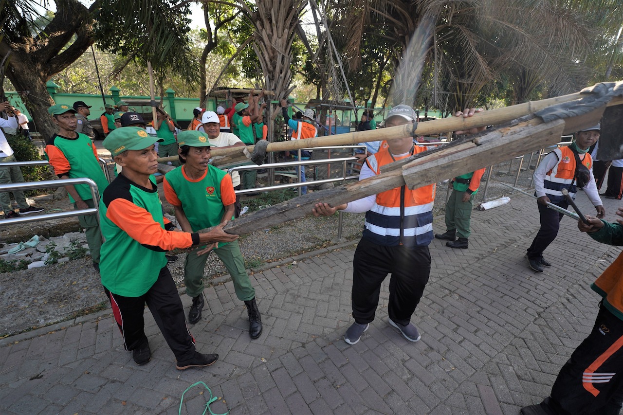 Foto 6 dari 8: Lapangan Gulun Dibersihkan, Libatkan 150 Petugas Gabungan Hingga Pedagang