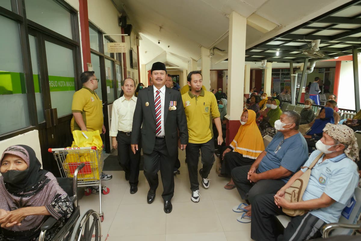 Foto 7 dari 9: Peringati HKN, Wali Kota Senam Hingga Bagikan Hadiah ke Pasien RSUD Kota Madiun