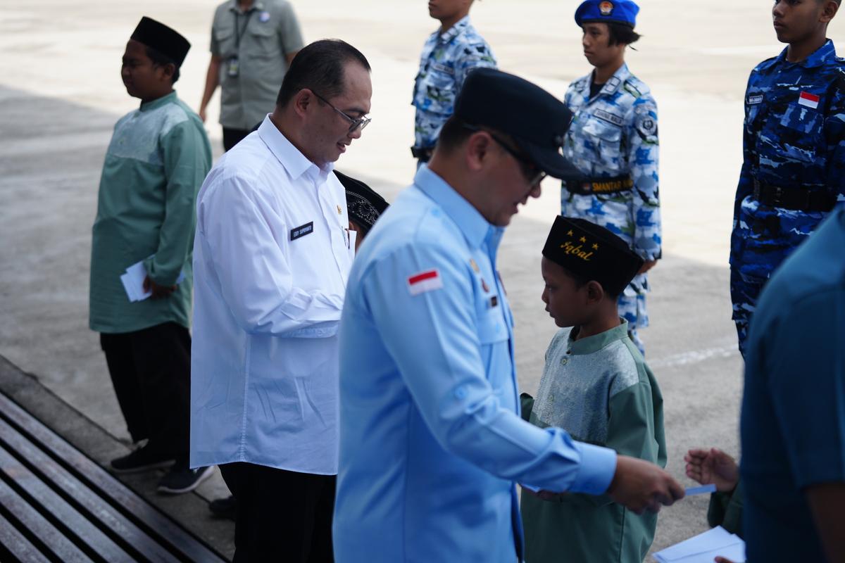 Foto 3 dari 14: Hadiri Pembaretan Taruna-Taruni SMAN Taruna se-Jawa Timur, Pj Wali Kota: Ini Modal Besar Menapaki Proses Pendidikan Selanjutnya