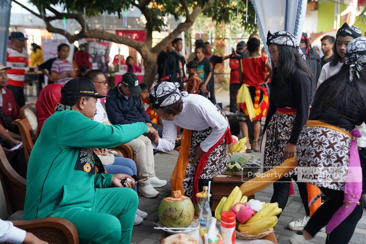 Foto 6 dari 9: Wali Kota Berangkatkan Jalan Sehat Warga Nambangan Kidul