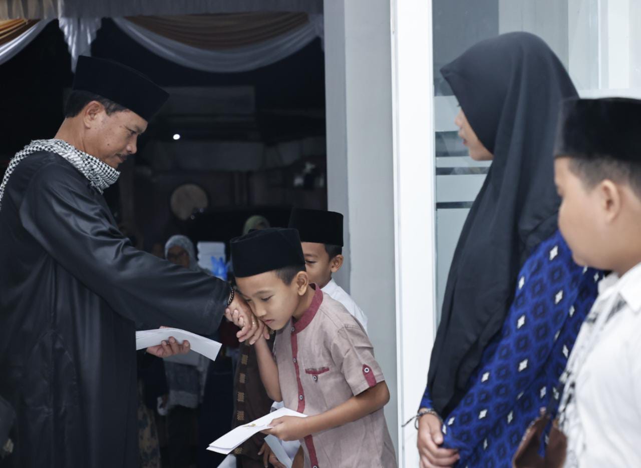 Foto 10 dari 12: Tarawih di Masjid Baiturohim Lanjutan Safari Ramadan, Wali Kota Harap Jamaah Tak Khawatir Kebutuhan Pokok Lebaran