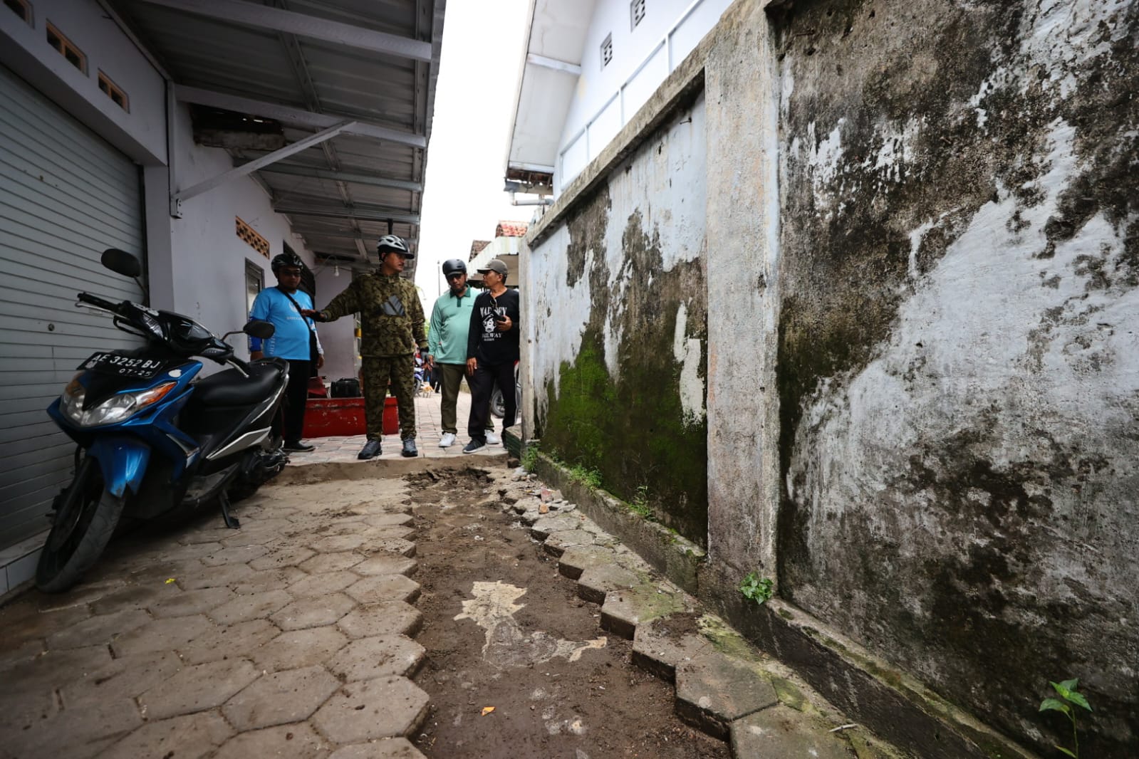 Foto 6 dari 9: Sembari Bersepeda, Wali Kota Cek Pavingisasi dan Resmikan Fasum