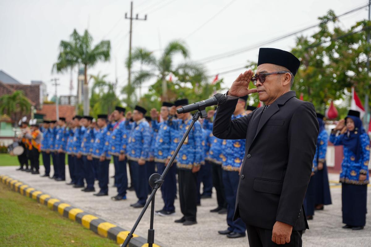 Foto 3 dari 7: Peringati Hari Pahlawan, Pemkot dan DPRD Gelar Ziarah Makam di TMP
