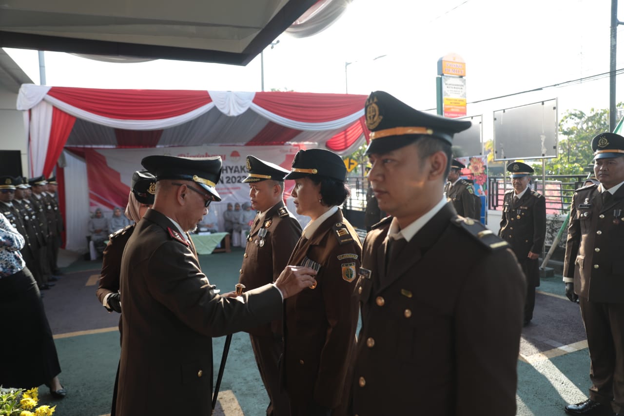 Foto 3 dari 7: Peringati Hari Bhakti Adhyaksa ke-63, Kajari Harap Penegakan Hukum yang Tegas dan Humanis