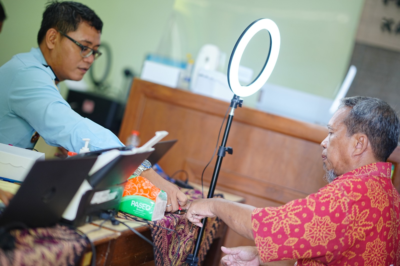 Foto 4 dari 8: Jalin Kerjasama dengan Kantor Imigrasi Kelas II Madiun, Kemenag Kota Madiun Gelar Perekaman Foto Paspor CJH