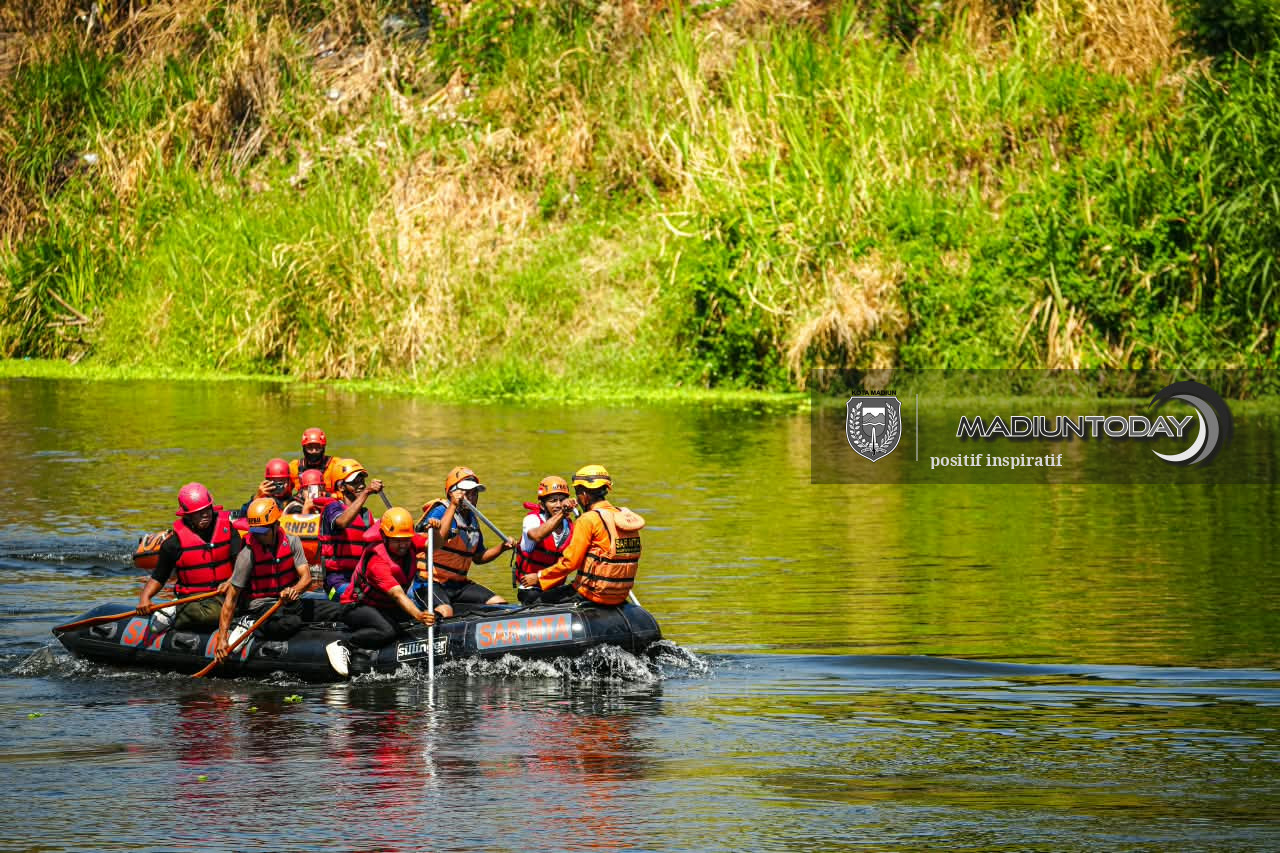 Foto 10 dari 19: Mendayungpun Ada Aturannya, Serunya Pelatihan Water Rescue di Kali Bantaran