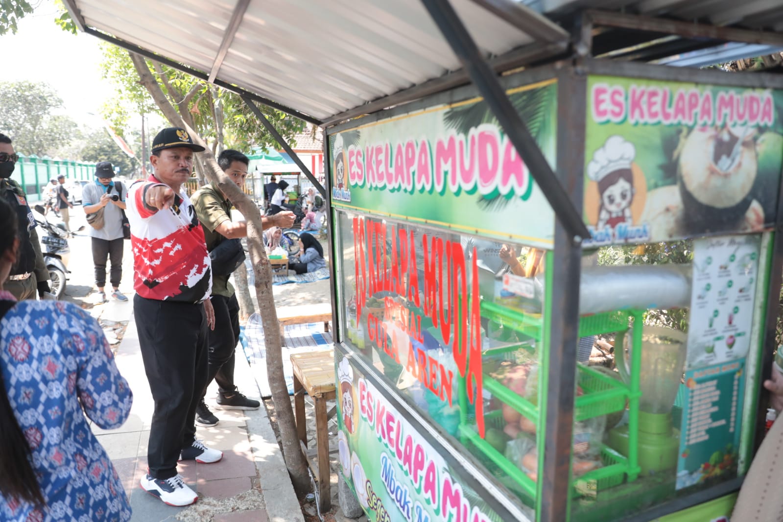 Foto 12 dari 14: Sambang Lapangan Gulun, Wali Kota Borong Dagangan Warga